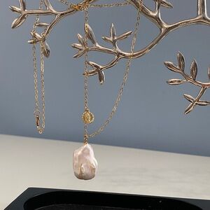 Elegant Gold and Pink Pearl Necklace